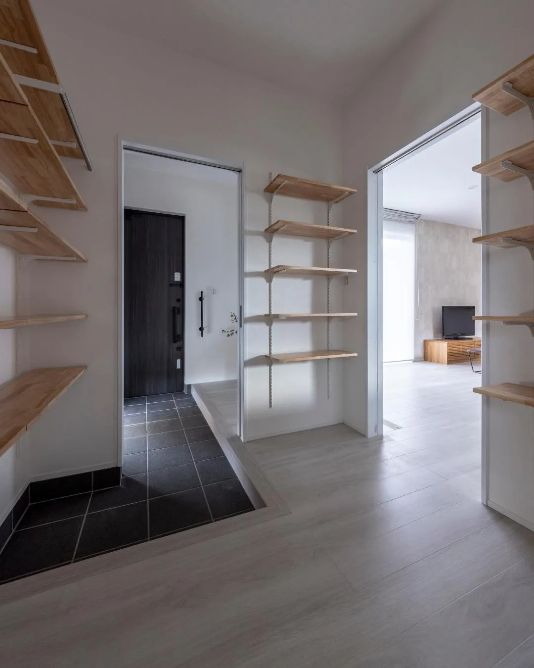 【玄関と隣り合わせは収納】