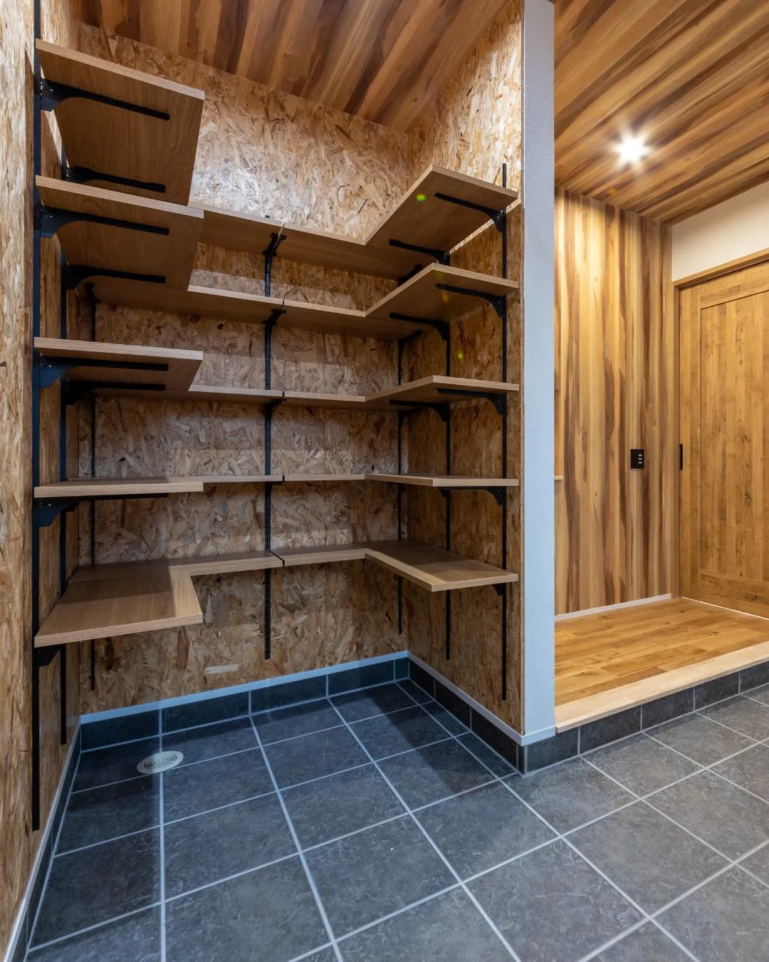 【玄関と隣り合わせは収納】