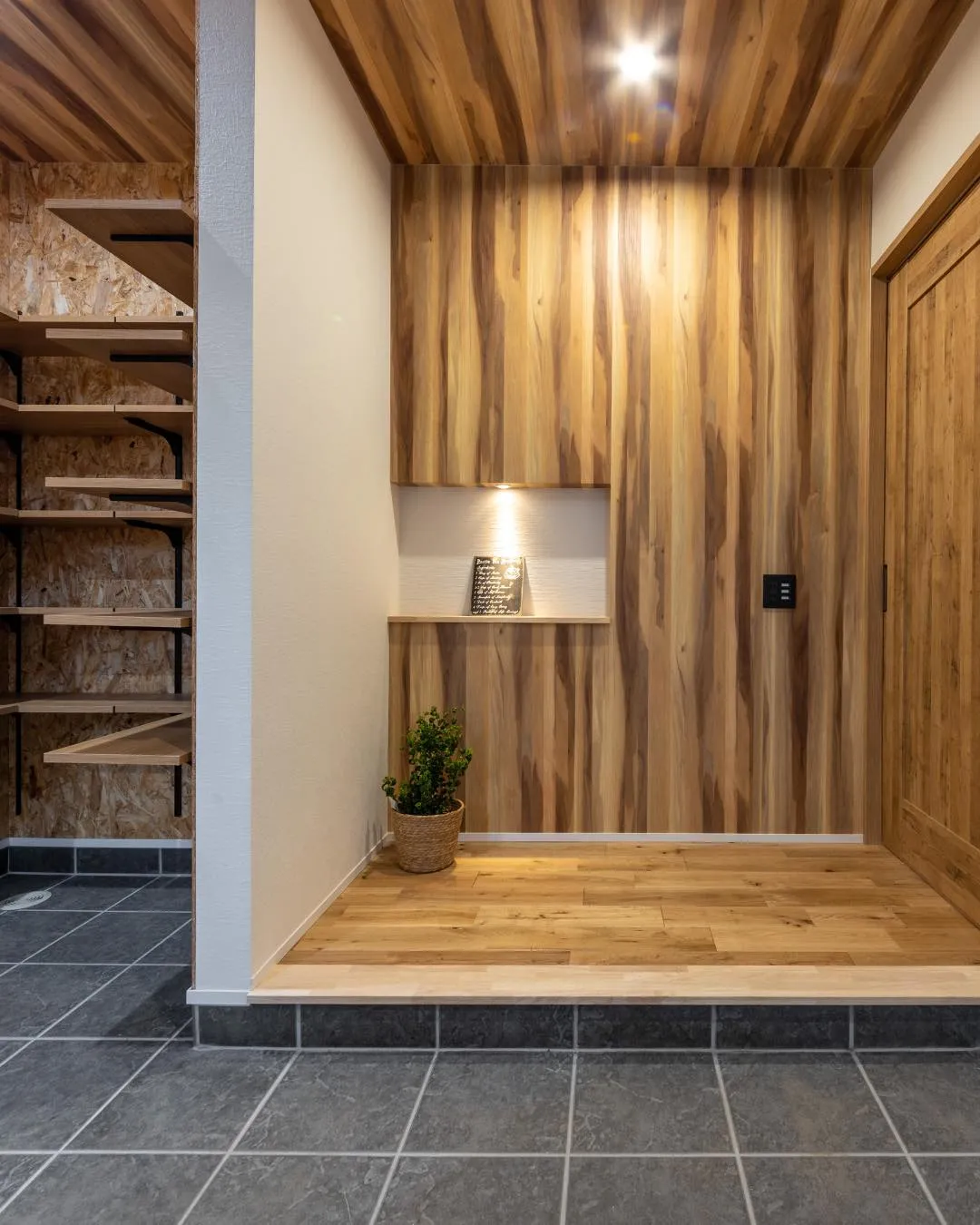 【玄関と隣り合わせは収納】