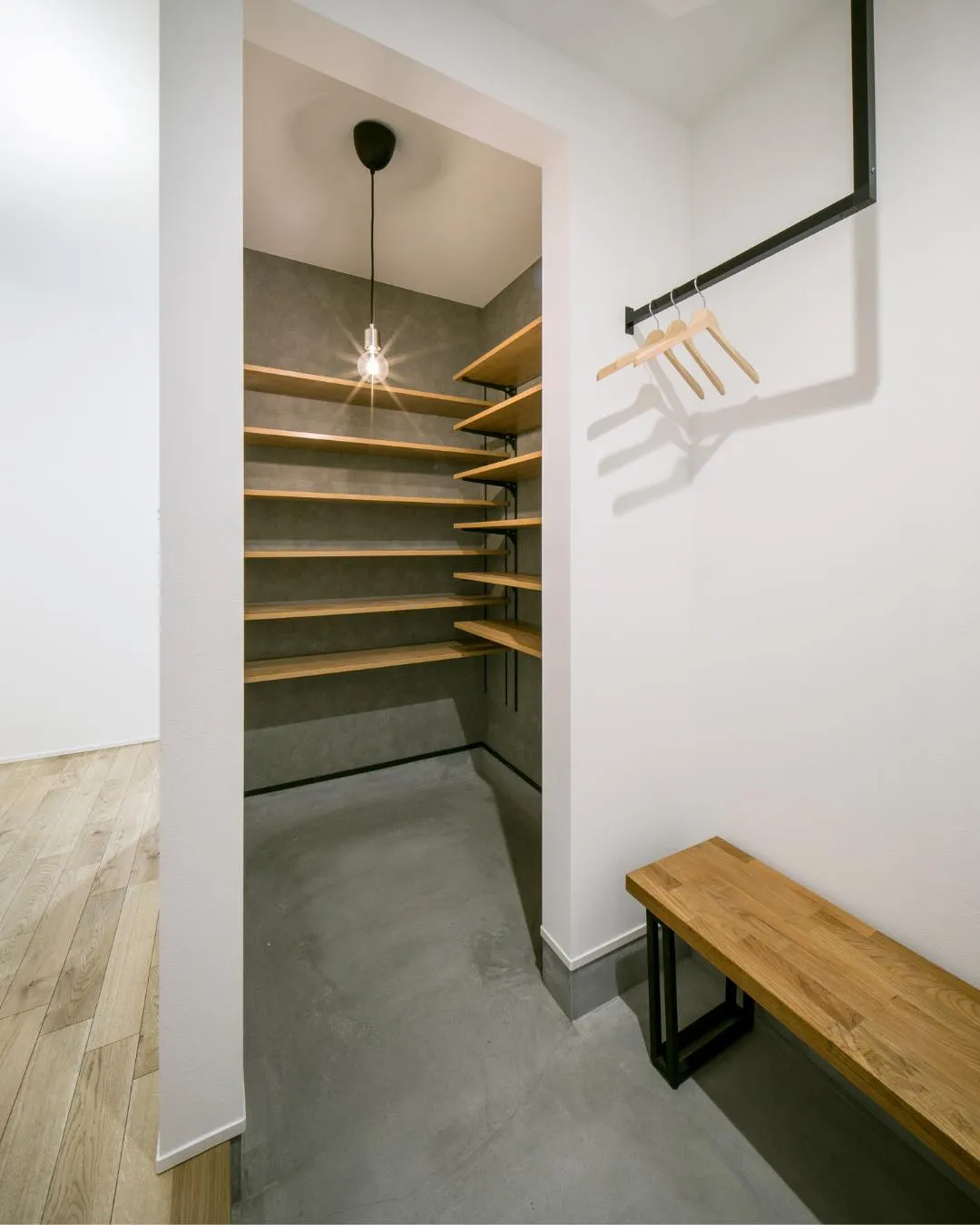 【玄関と隣り合わせは収納】