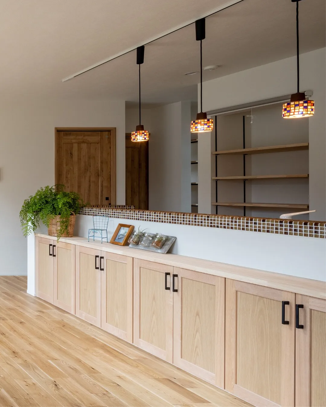 【素材と色で雰囲気が決まる】