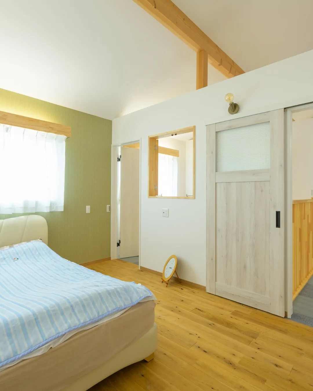 【光のカーテンに映える色】