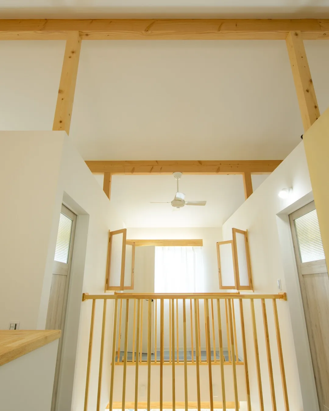 【光のカーテンに映える色】