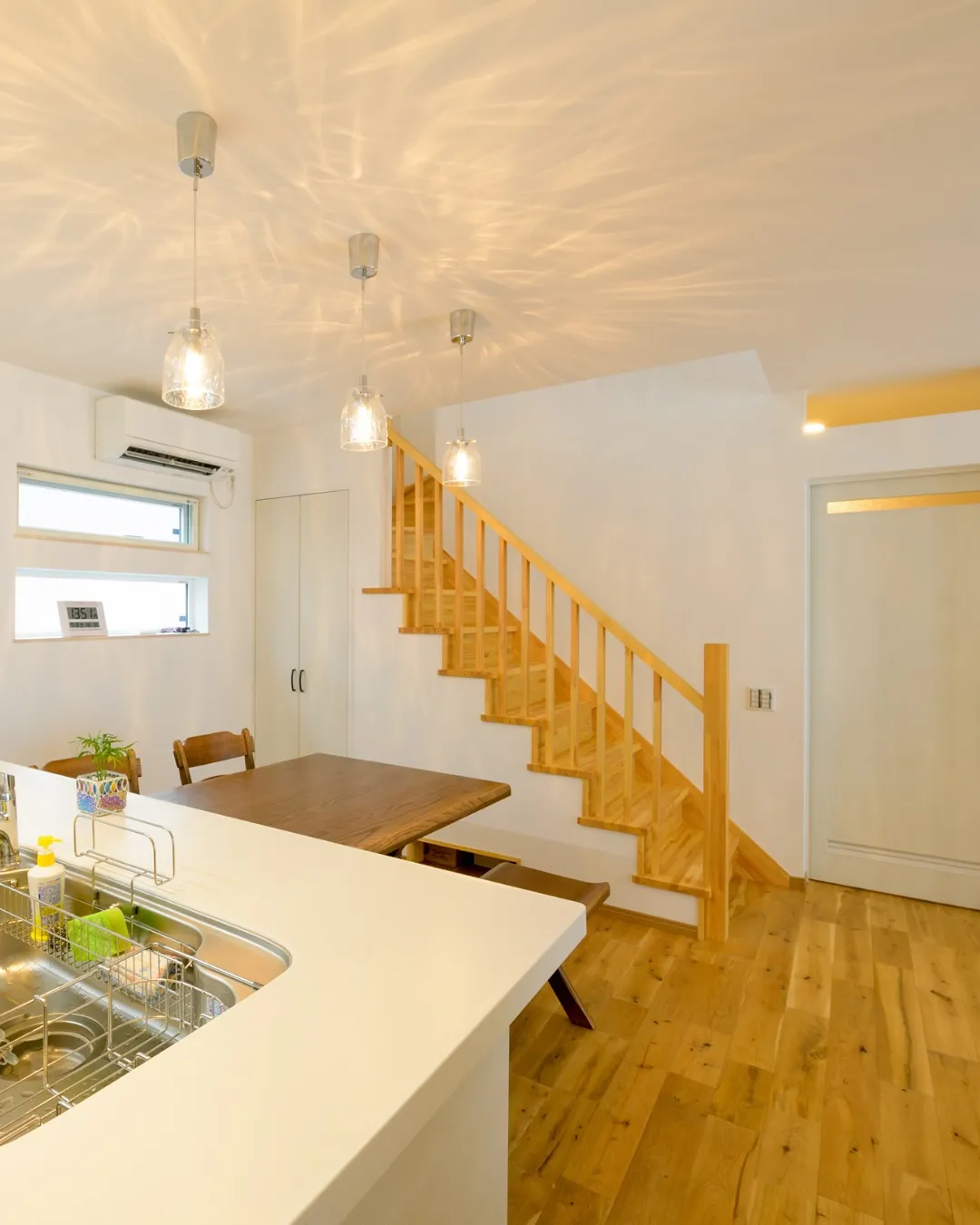 【光のカーテンに映える色】