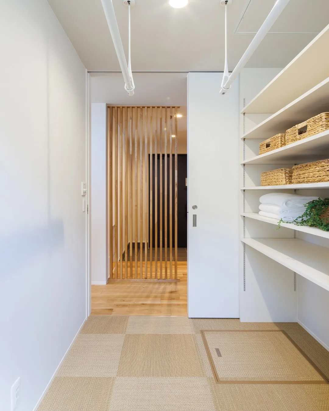 【玄関の目隠しの先に…】