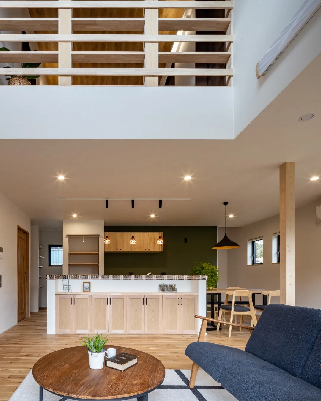 【天井は高く 窓は上に】