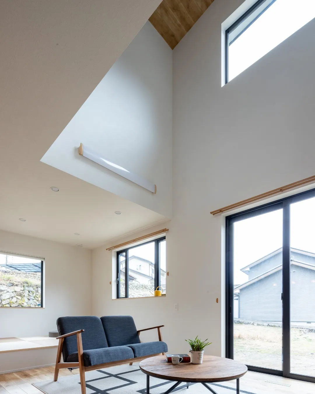 【天井は高く 窓は上に】