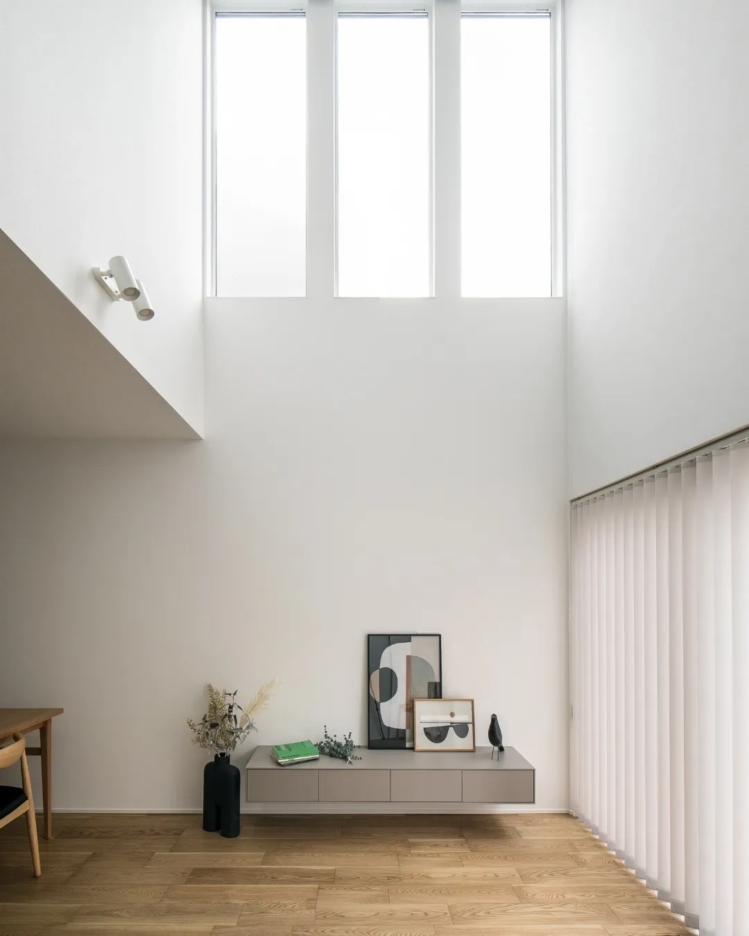 【天井は高く 窓は上に】