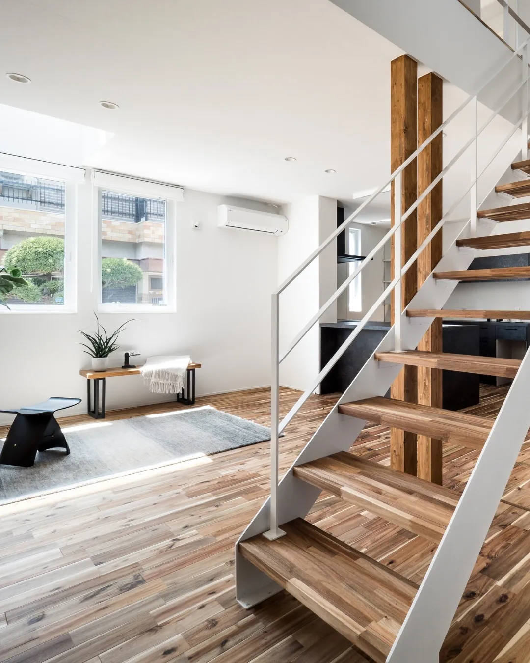 【鉄骨階段で雰囲気を変える】