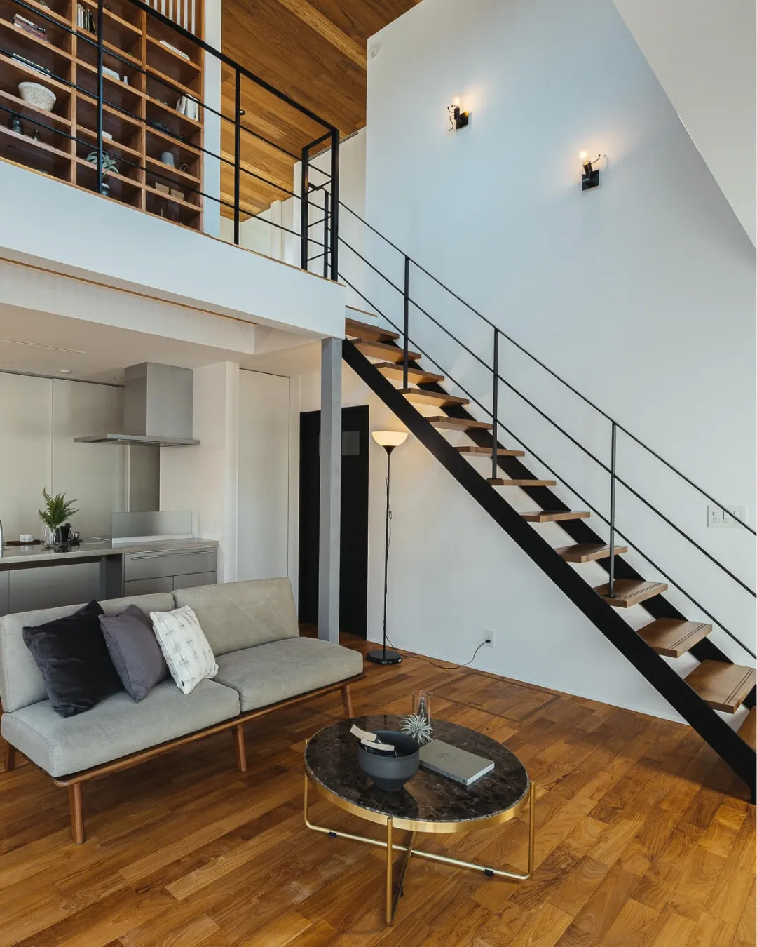 【鉄骨階段で雰囲気を変える】