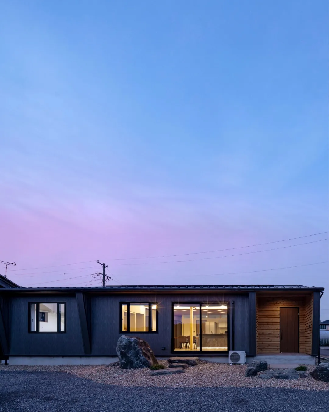 【夕暮れに映える我が家】