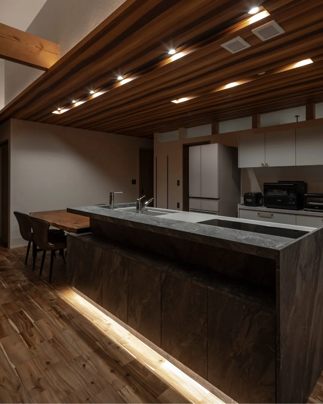 【夕暮れに映える我が家】