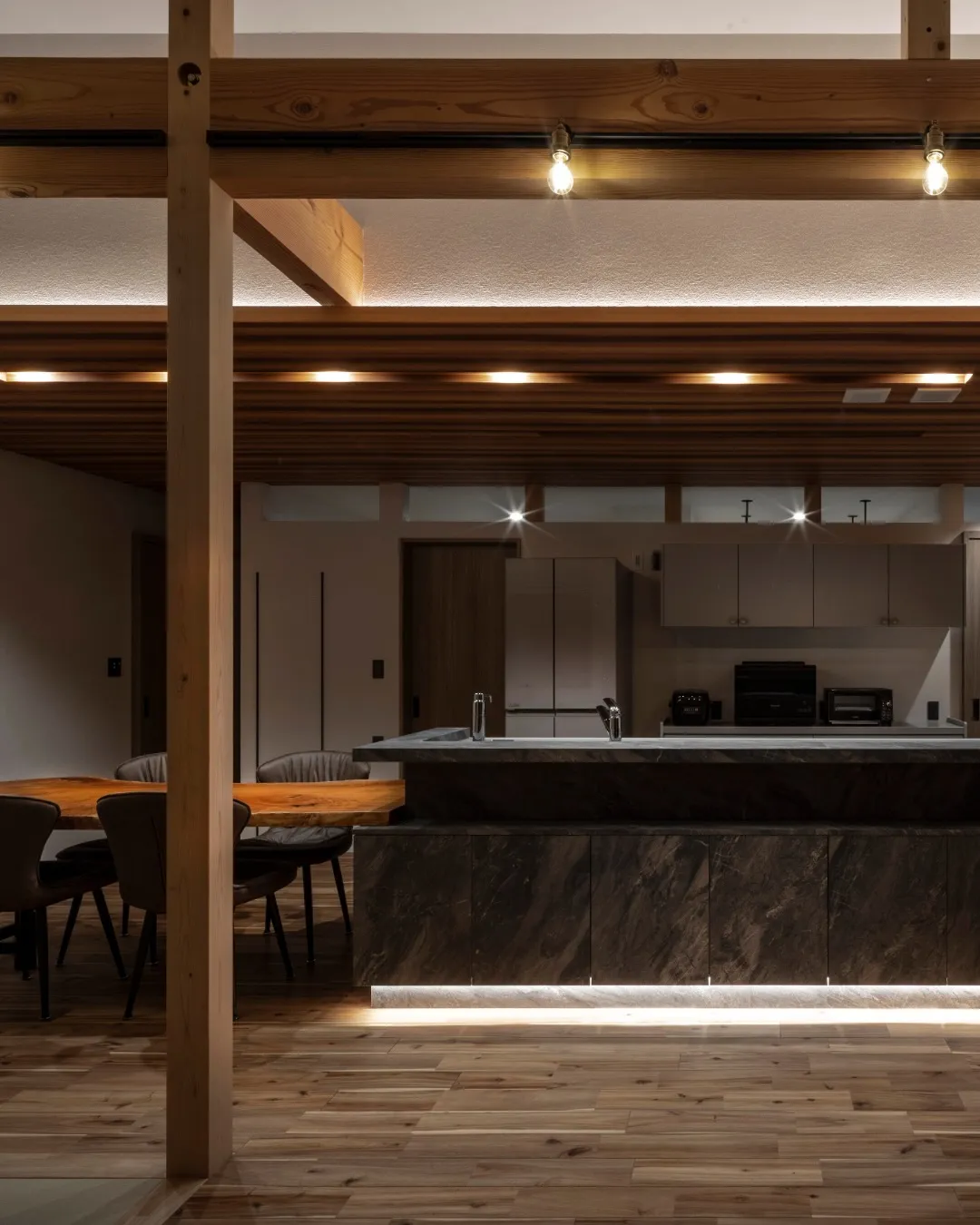 【夕暮れに映える我が家】