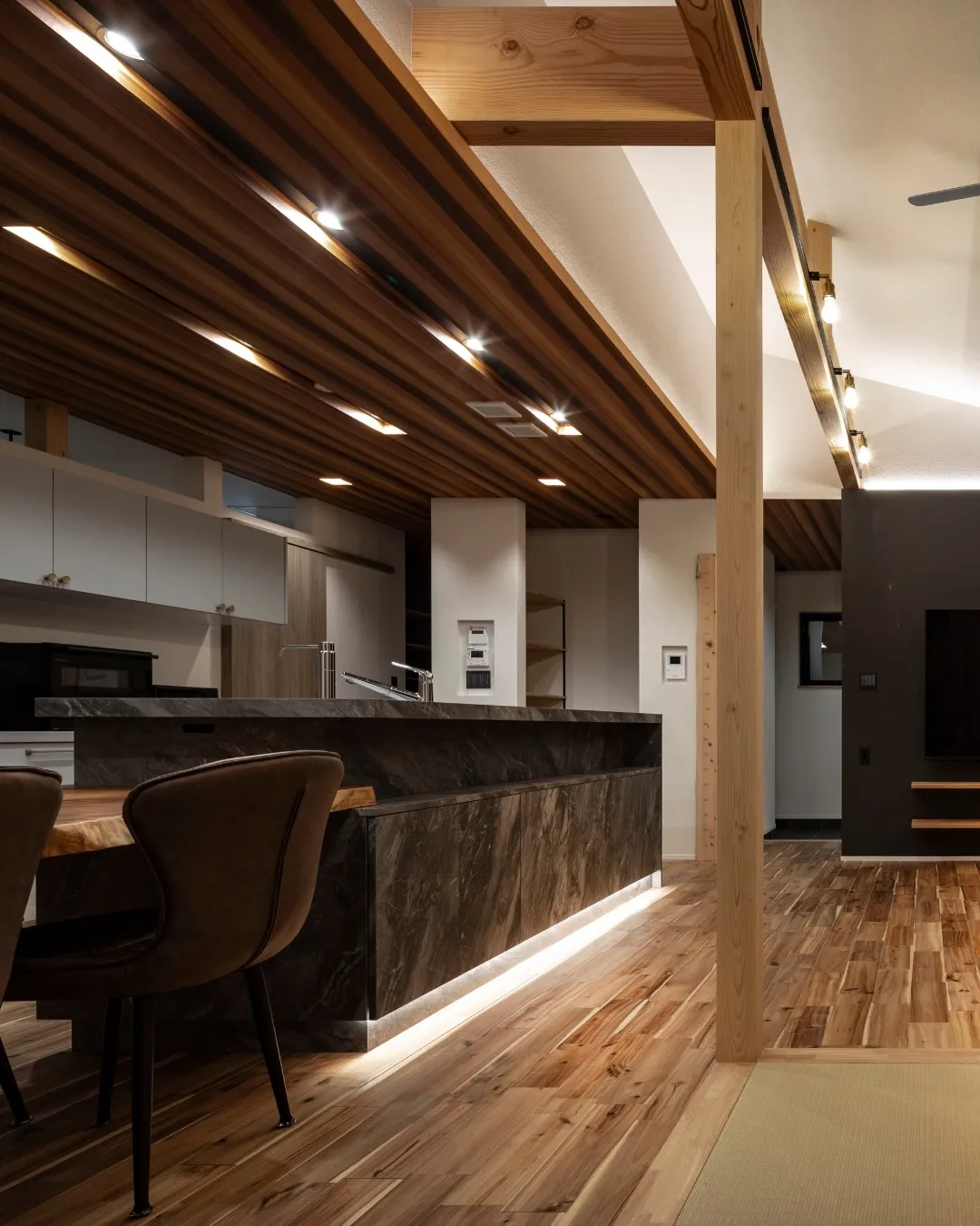 【夕暮れに映える我が家】