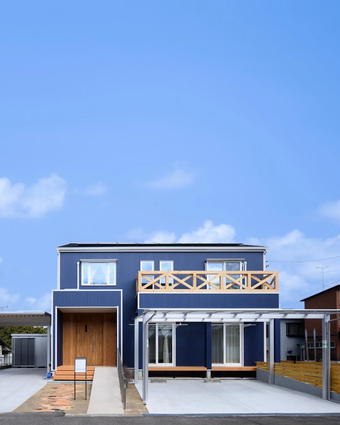 【空と重なる家】