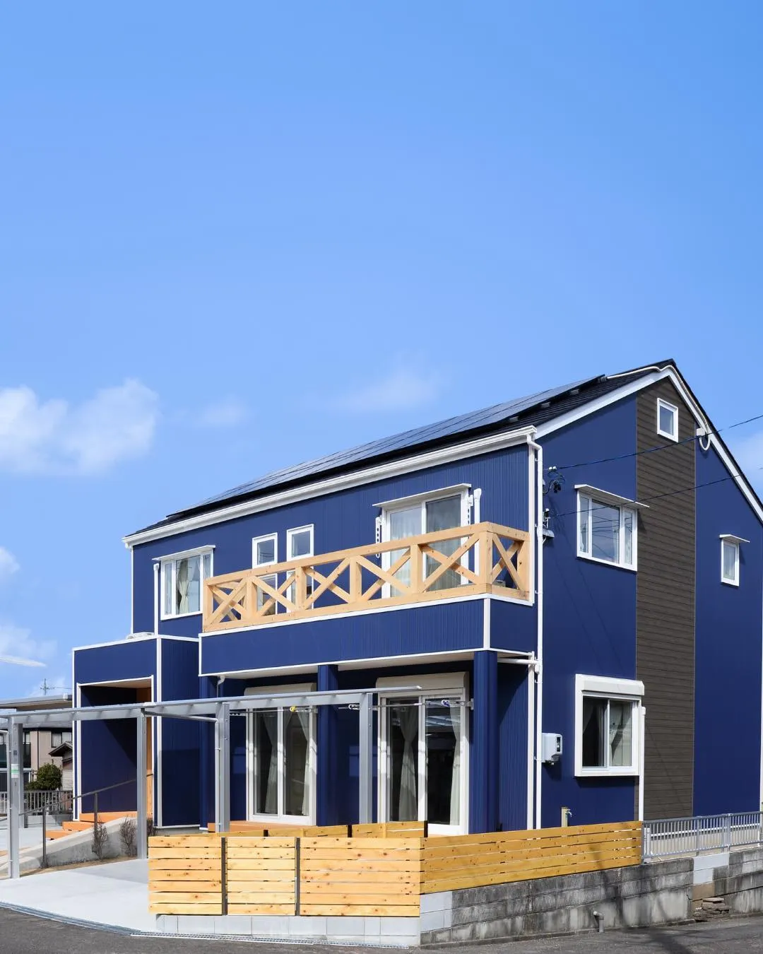 【空と重なる家】