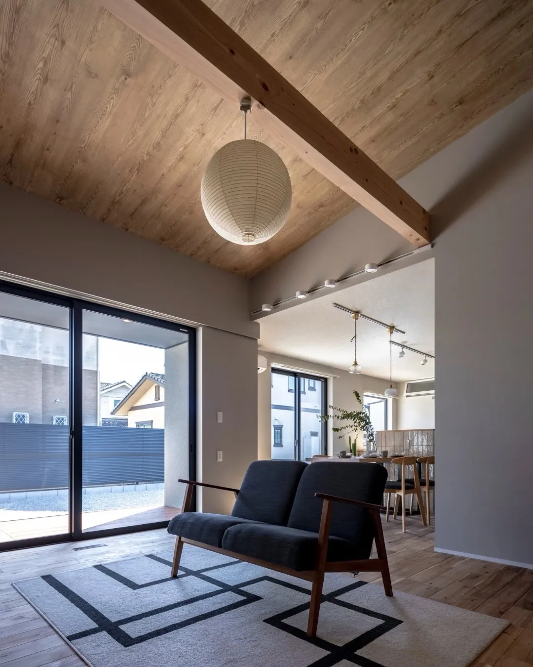 勾配天井で伸びやかな空間のリビングの横には