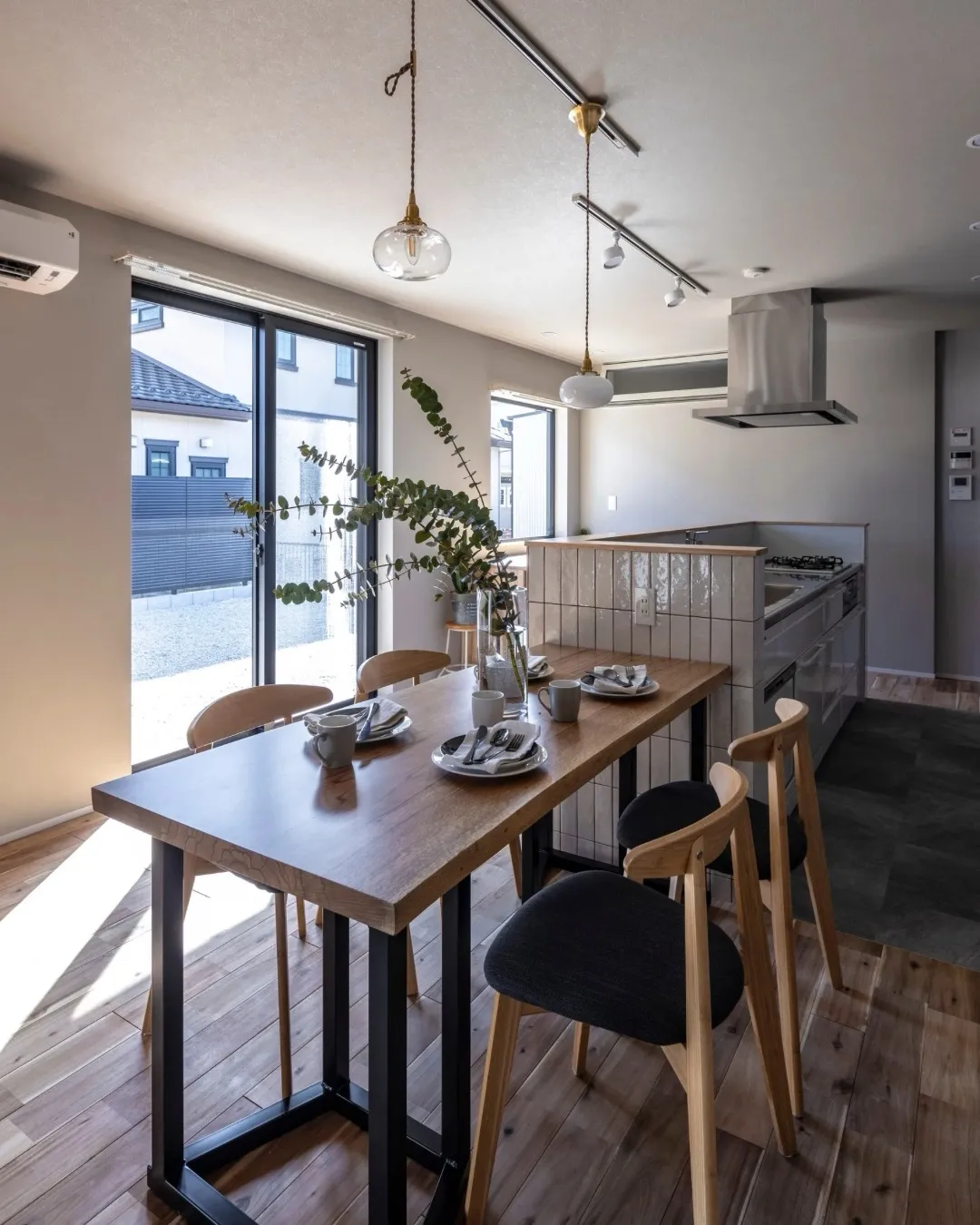 勾配天井で伸びやかな空間のリビングの横には