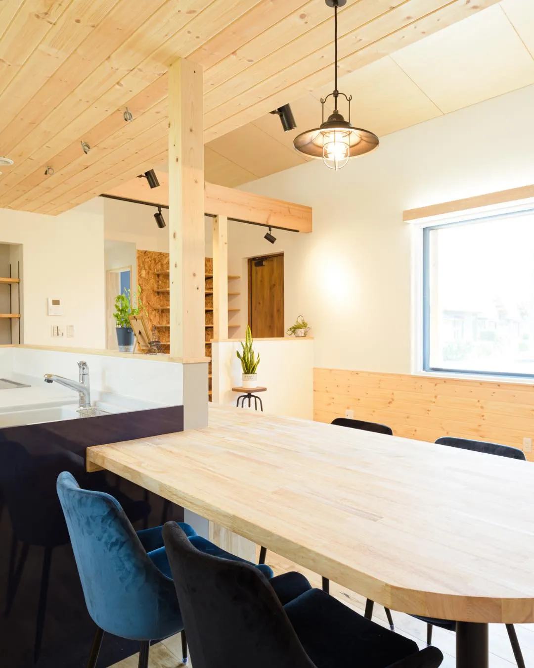 爽やかな印象を与える青色の外壁