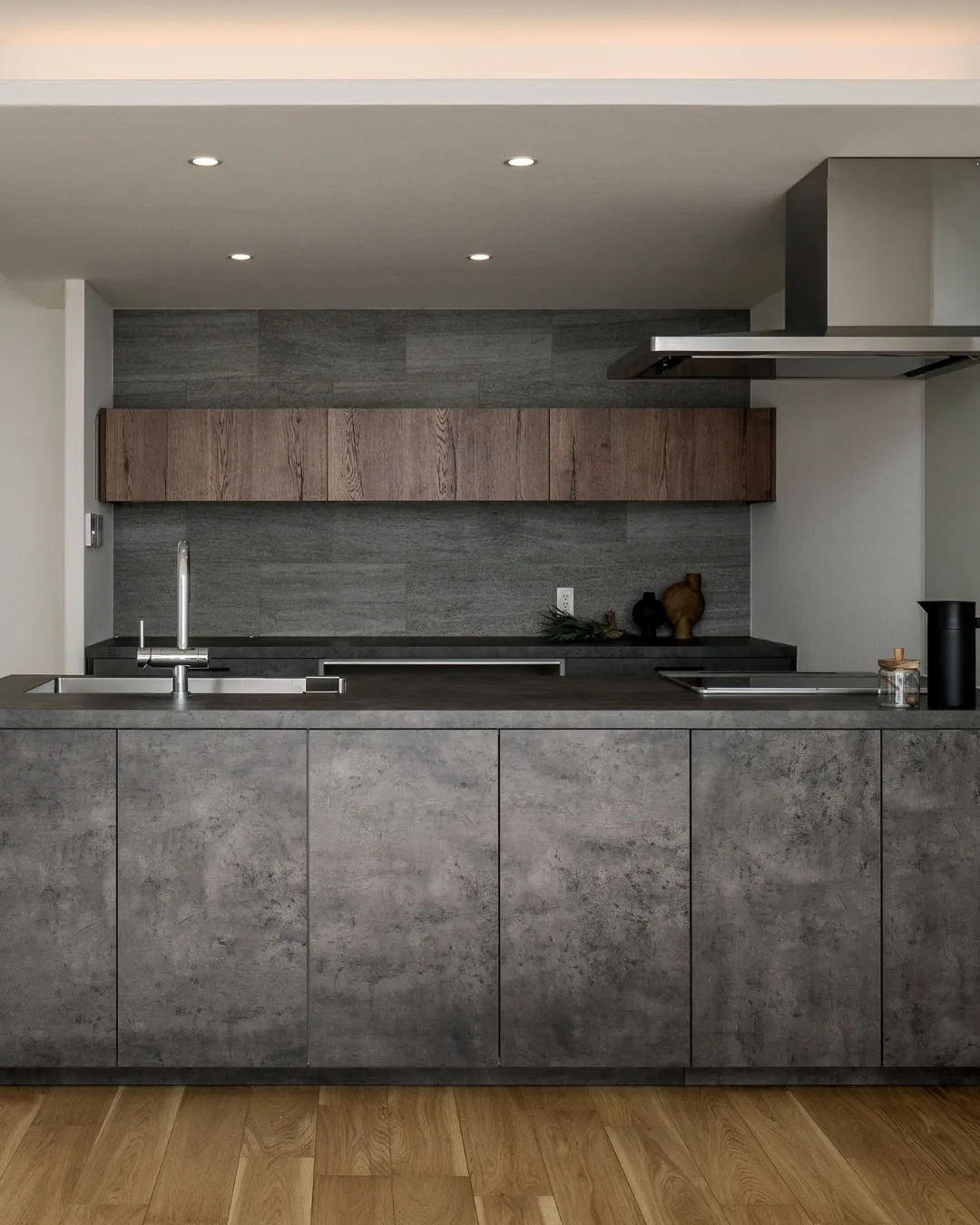 【シックで無機質】