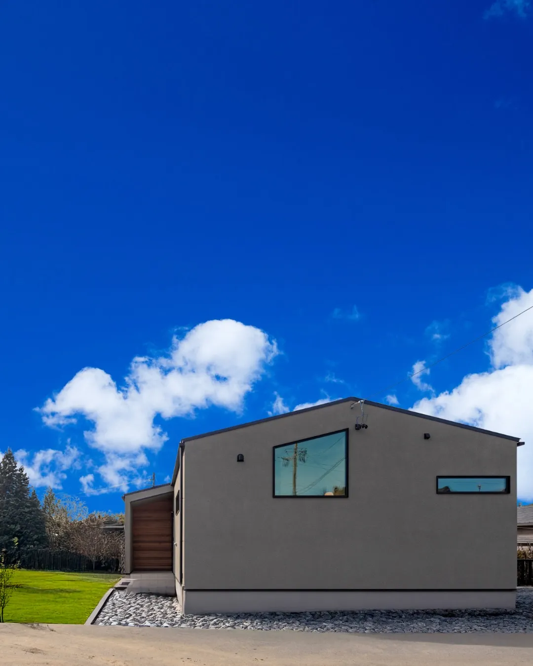 【空が映る大きな窓の先に】