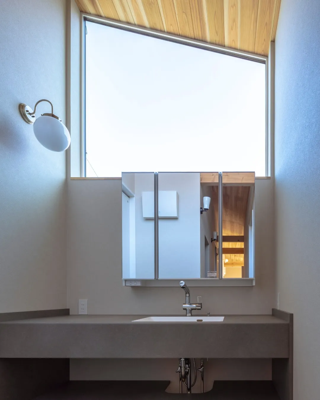 【空が映る大きな窓の先に】